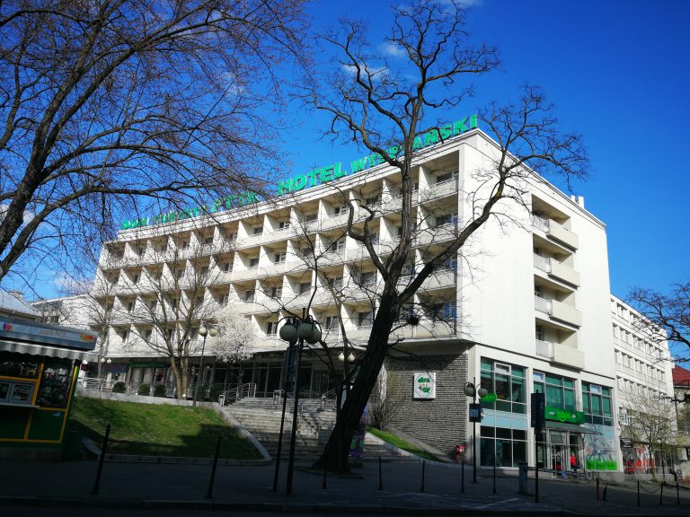 Małopolanie, u których COVID-19 ma lekki przebieg, będą wracać do zdrowia w tym hotelu. Za pobyt płaci NFZ