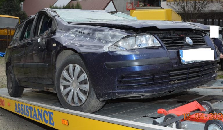 Pobili, ugodzili nożem i wypchnęli z samochodu człowieka. Auto, którym jechali dachowało…