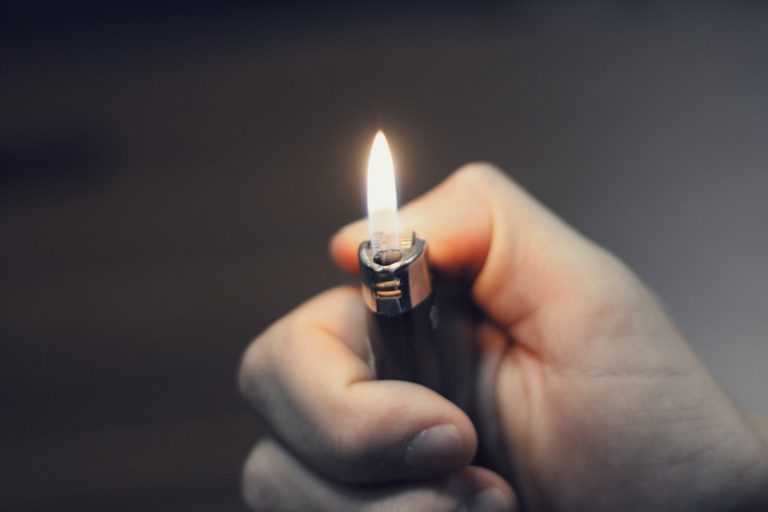 Limanowa: Podpaliła wycieraczkę. Od niej zapaliły się drzwi mieszkania