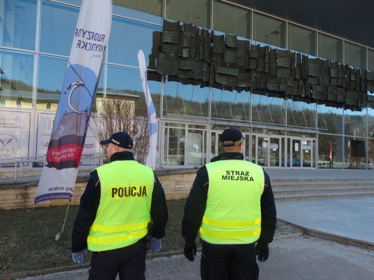 Sądeccy policjanci biorą się za ,,antymaseczkowców”. Funkcjonariusze sprawdzają sklepy, restauracje, autobusy…