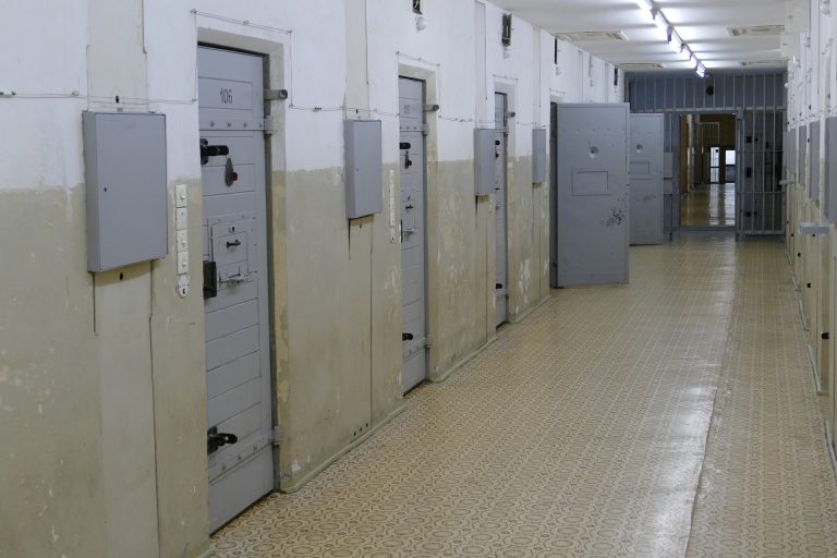 Podejrzany o COVID-19 sądeczanin pluł na policjantów i ratowników grożąc im zarażeniem