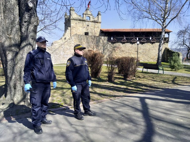 Nowy Sącz, Krynica: Policjanci i strażnicy miejscy pilnują aby ludzie zachowali dystans…