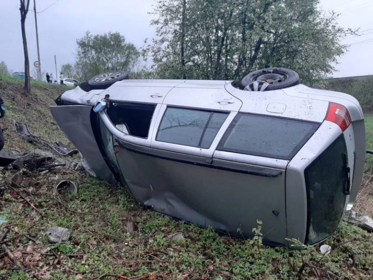 Nowy Sącz: stracił panowanie nad pojazdem i wjechał w latarnię