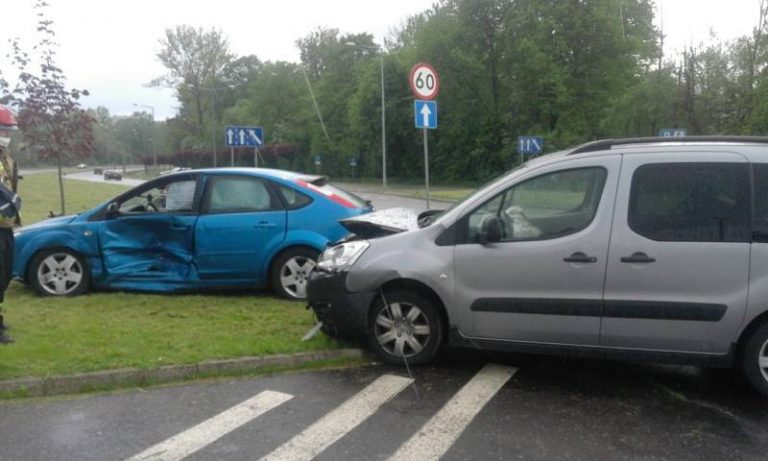 Nowy Sącz: zderzenie dwóch osobówek na ul. 1 Brygady