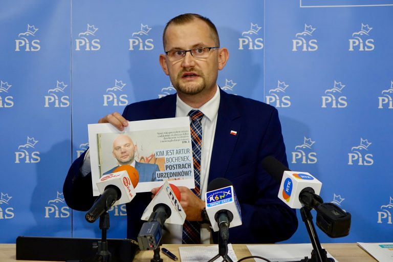 Radny Michał Kądziołka: na naszych oczach tworzy się kult jednostki