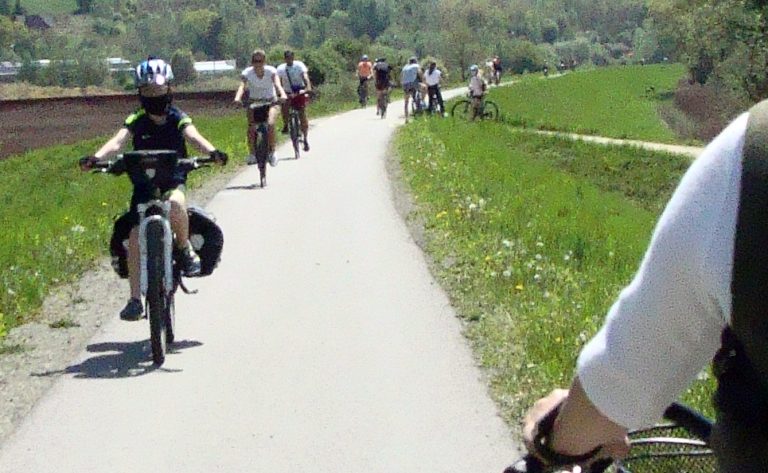 Tłumy na ścieżkach rowerowych. O wypadek niestety nietrudno