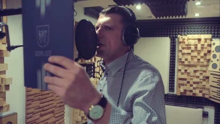 Burmistrz Gorlic Rafał Kukla zarapował dla medyków. Film robi furorę w sieci
