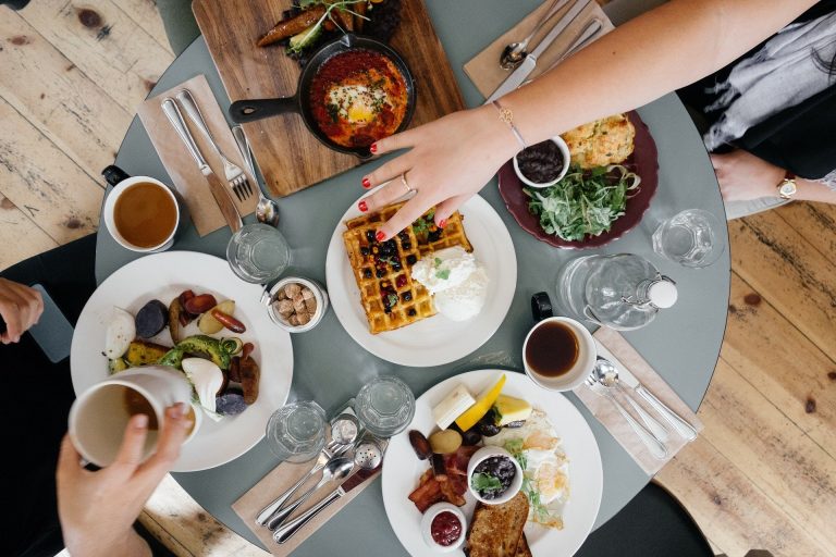 Nowy Sącz: możesz już zjeść i napić się w „odmrożonych” lokalach gastronomicznych. Sprawdź kto czeka na klientów!