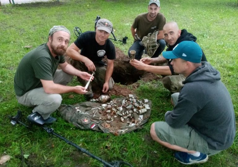 Zamkowe wzgórze oddało skarb. W skorodowanej skrzyni ukrytej w ziemi było srebro. Dużo srebra…
