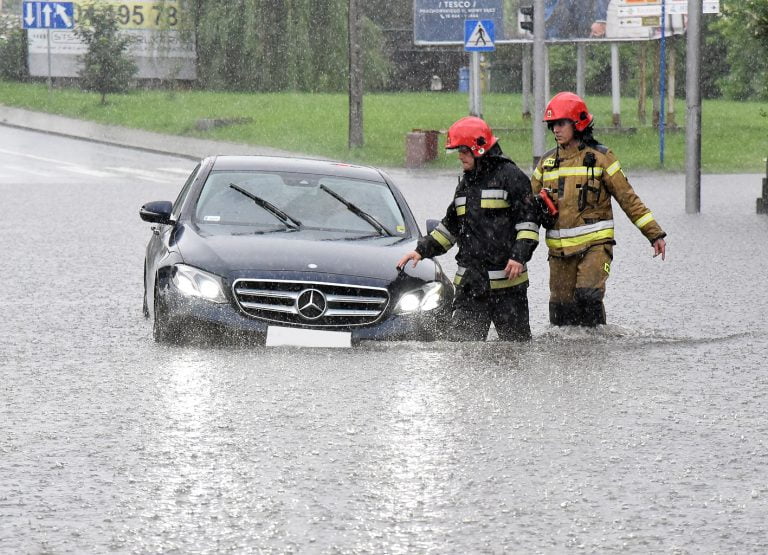 Nowy Sącz/Sądecczyzna: zalane domy, drogi, posesje. Wystarczyła godzinna ulewa [ZDJĘCIA]