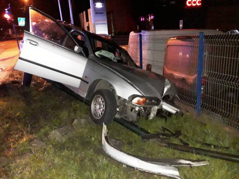 Nowy Sącz: BMW wypadło z drogi i powaliło latarnię