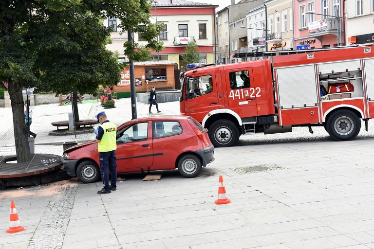71-latek wjechał samochodem w ludzi siedzących na ławce. Dwie osoby trafiły do szpitala