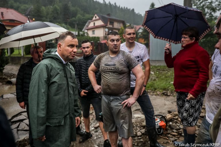 Milionowe straty po powodzi. Prezydent wizytował zniszczone tereny Małopolski