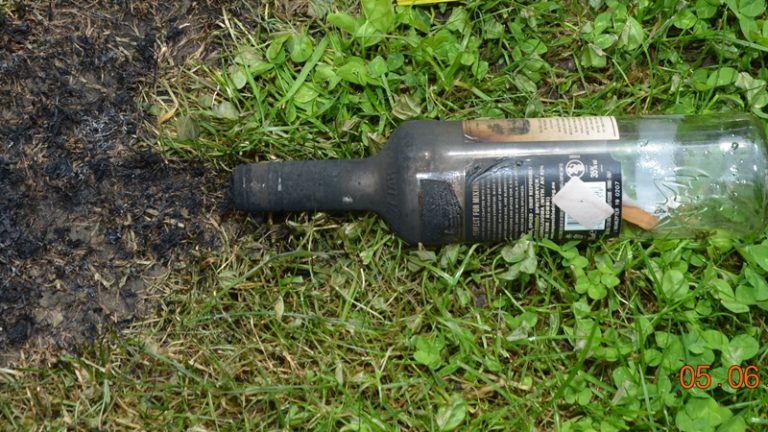 Limanowszczyzna: dwóch nastolatków obrzuciło samochód koktajlami Mołotowa