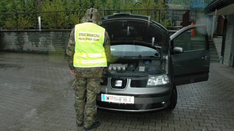 Straż Graniczna zatrzymała Seata, którego szukał Interpol. Dwóch Irakijczyków jechało nim po żel antybakteryjny