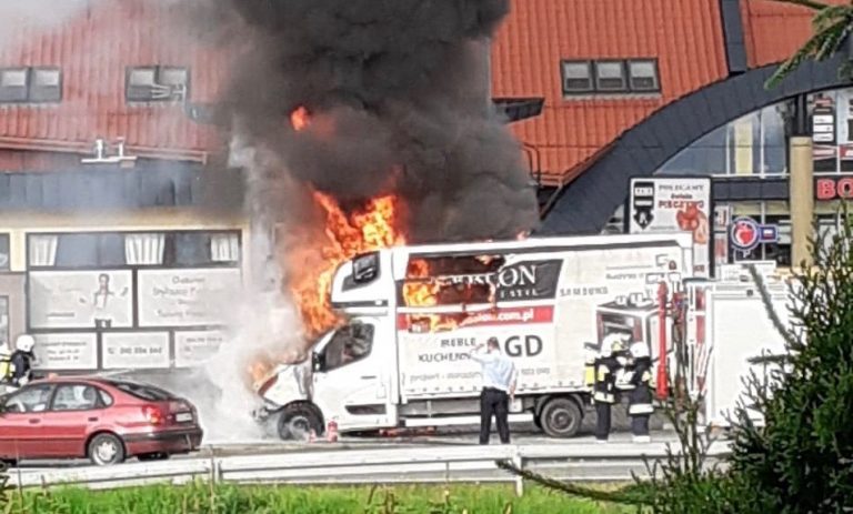 Z ostatniej chwili, Tęgoborze: pod jednym ze sklepów pali się samochód [ZDJĘCIA, FLIM]