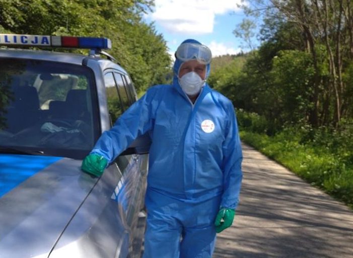 Uście Gorlickie – Śnietnica: policjanci uratowali życie mężczyzny przebywającego na kwarantannie