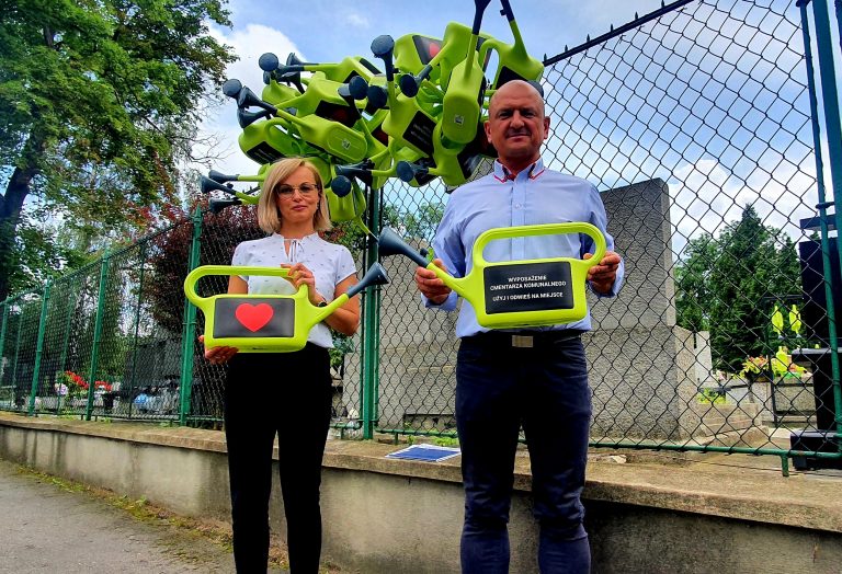 Idąc na cmentarz nie musisz zabierać butelki na wodę. Czekać będą na Ciebie stojaki z konewkami