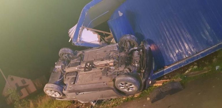 Nowa Wieś: samochód wypadł z drogi i zatrzymał się na kontenerze