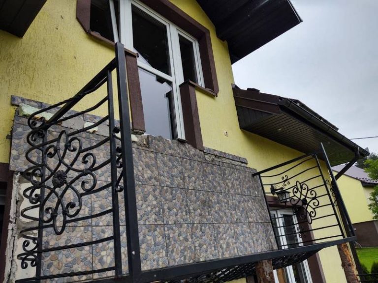 Stara Wieś: załamał się balkon, na którym stały trzy osoby