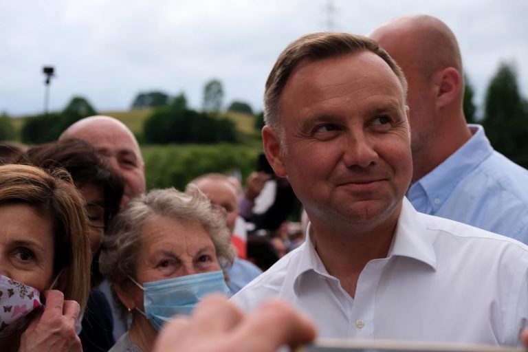 Oficjalnie prezydentem Andrzej Duda. Różnica między kandydatami wyniosła 2,06 punktów procentowych
