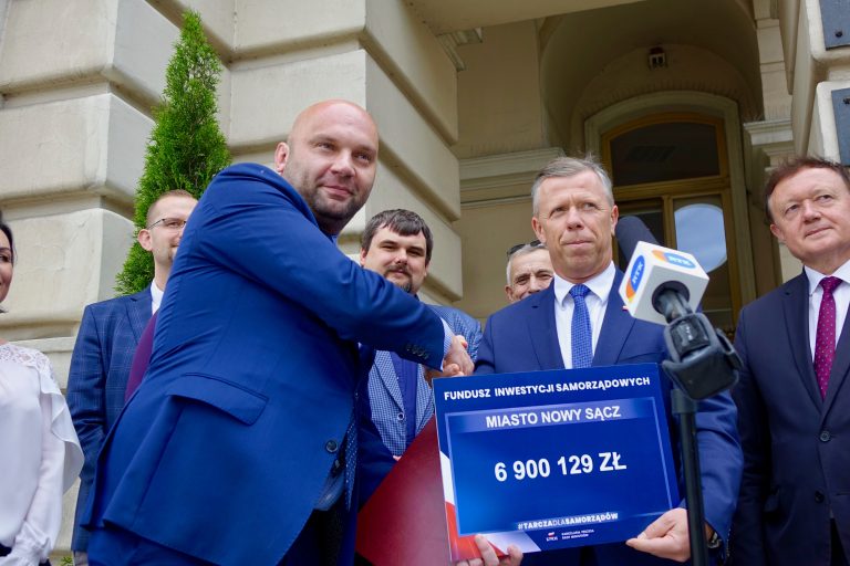 Prawie 7 mln złotych dla Nowego Sącza w ramach #TarczyDlaSamorządów – obiecał wojewoda