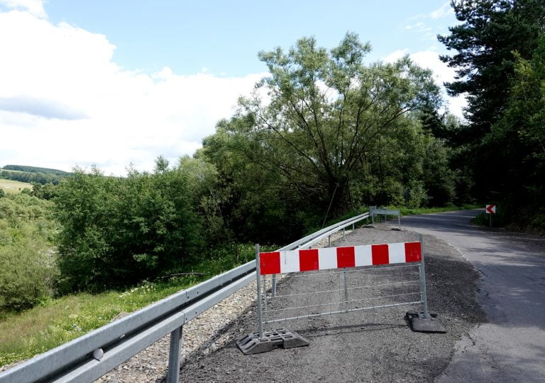 Florynka. przestrzegajcie ograniczenia tonażu i prędkości podczas przejazdu przez osuwisko. Od tego zależy istnienie tej drogi!