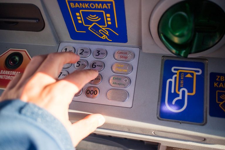 Dwóch byłych policjantów wysadzało bankomaty. Jest akt oskarżenia. Grozi im nawet 15 lat więzienia