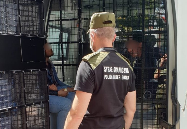 Trzech Afgańczyków przejechało pół Europy w naczepie z arbuzami. Wyskoczyli w Niedźwiedziu..
