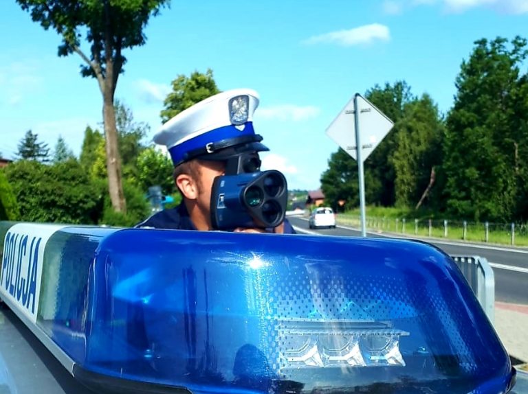 Pędził 168/h przez Nowy Sącz. Zarobił na 22 punkty karne. To rekordzista zatrzymany przez policyjną grupę „SPEED”