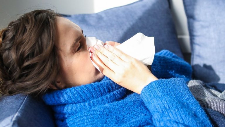 Jak w pandemii COVID-19 ma się wirus zwykłej grypy? Odpowiadamy na Wasze pytania