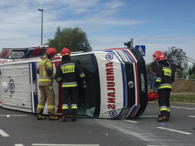 Nowy Sącz: karetka wiozła na sygnale matkę z dzieckiem, na rondzie zderzyła się z osobówką