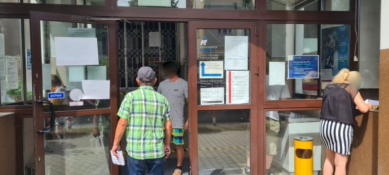 Nowy Sącz: kolejka przed Urzędem Skarbowym. Czytelnik podpowiada: przygotujcie się do wizyty w urzędzie