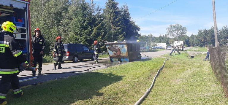 Trzycierz: na drodze powiatowej strażacy gaszą kontener