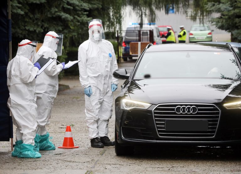 Nowy Sącz, ul. Wiśniowieckiego: wojsko pobiera wymazy od pracowników dużych sądeckich firm [ZDJĘCIA]