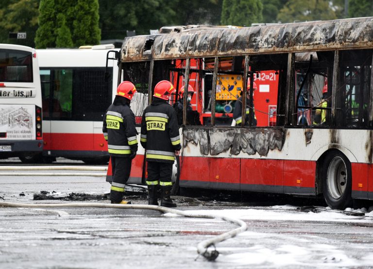 Nowy Sącz: słup dymu nad miastem. Płonęły trzy autobusy MPK [ZDJĘCIA]