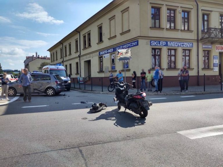 Nowy Sącz, ul. Mickiewicza/Jagiellońska: znów wypadek! Kierowca skutera w szpitalu