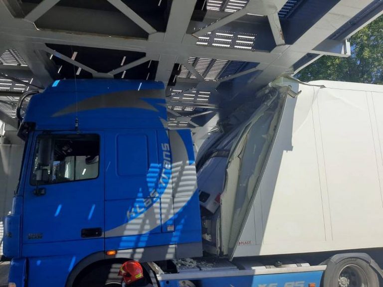 Nowy Sącz: Kolejny samochód ciężarowy utknął pod wiaduktem na Zielonej
