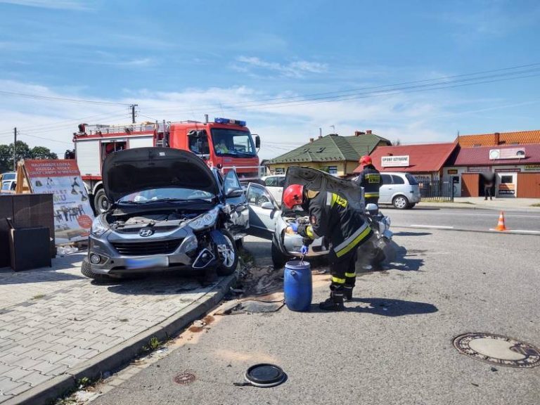 Nowy Sącz, ul. Tarnowska: dwa auta rozbite, troje ludzi w szpitalu
