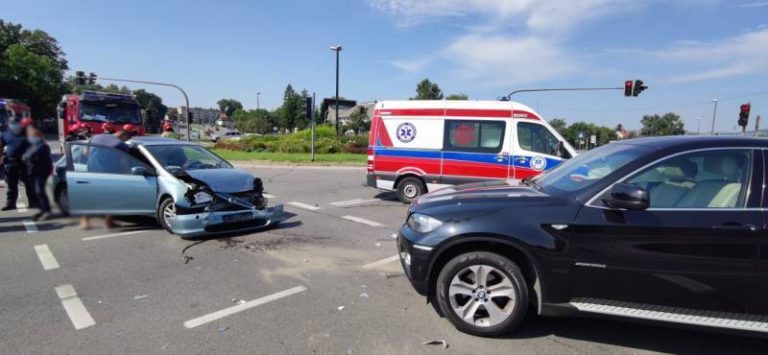 Nowy Sącz: zderzenie na rondzie Solidarności. Jedna osoba w szpitalu