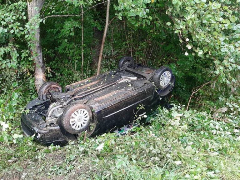 Naściszowa: samochód dachował i wylądował w rowie