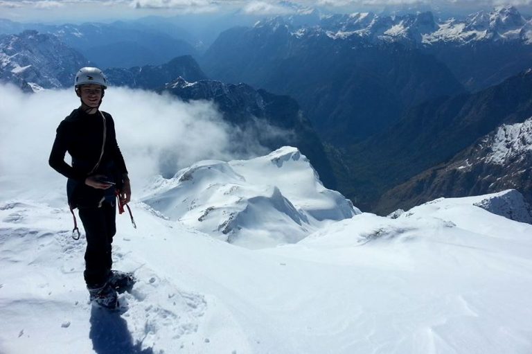 Młody alpinista wspina się na medal