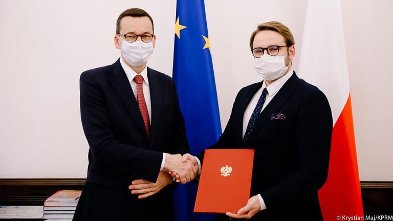 Sądeczanin Bartłomiej Orzeł pełnomocnikiem ds. programu ,,Czyste Powietrze”. Nominację wręczył premier
