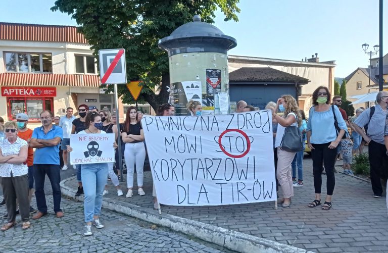 Protestujący w Piwnicznej-Zdroju: ruch tranzytowy zamorduje Dolinę Popradu, mówimy stanowcze ,,Nie” dla tirów