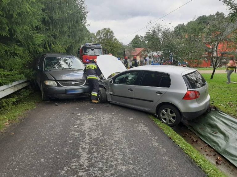 Sienna: na wąskiej gminnej drodze zderzyły się dwie osobówki