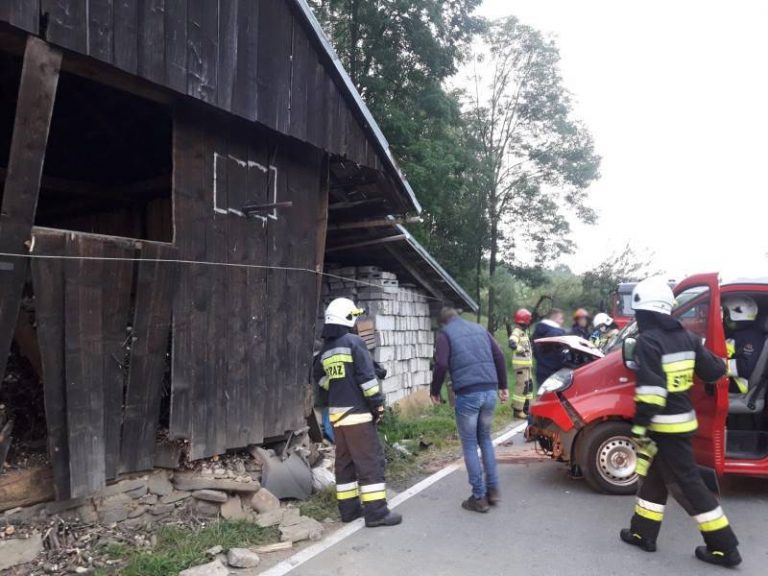 Kicznia: Renault Trafic wjechał w stodołę, a sarna uciekła z miejsca wypadku