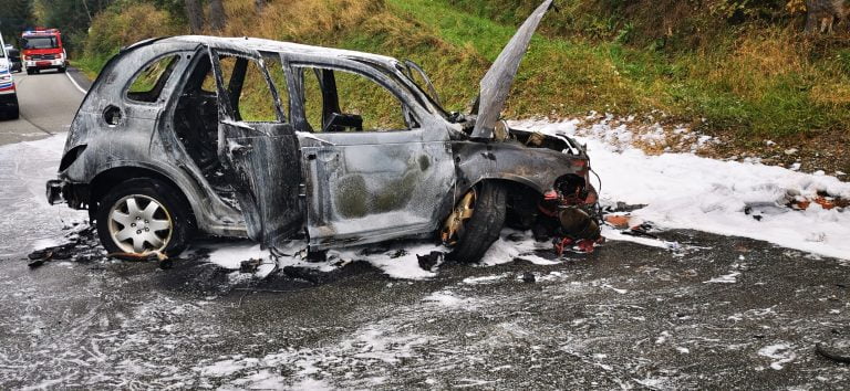 Tylicz, DK 75: spłonął Chrysler. Wezwano śmigłowce LPR. Cztery osoby ranne, choć kierowca mówił, że jechał sam…