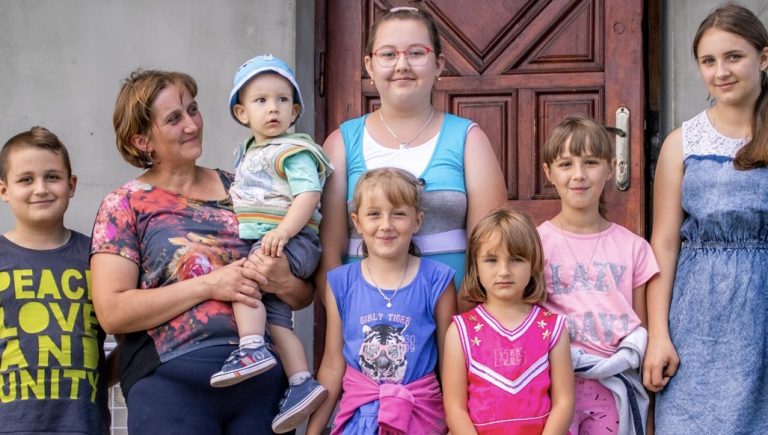 Po serii nieszczęść los mamy i siedmiorga dzieci może się odmienić. Potrzebna jest Twoja pomoc!