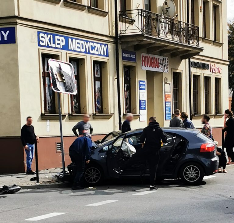 Mickiewicza – Jagiellońska: samochód wjechał na chodnik i uderzył w mur kamienicy