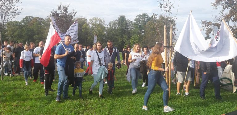Tłum na proteście w Nowym Sączu: znieście fałszywą pandemię!